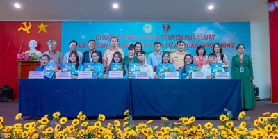 Tuyên truyền pháp luật và ký cam kết bảo đảm trật tự an toàn giao thông năm học 2023–2024